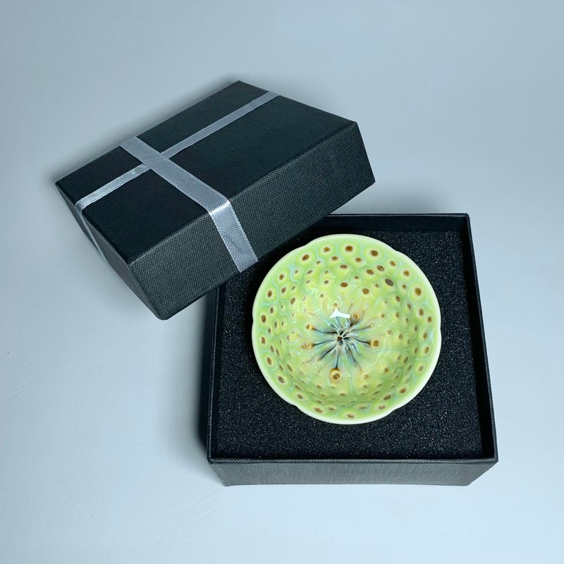 Peacock teacup / Taiwan pottery artist Yu-ning, Chiu - ถ้วย - เครื่องลายคราม หลากหลายสี
