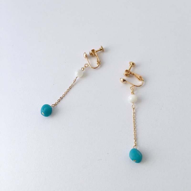 [Healing and kindness UP] mother-of-pearl and frosted glass beads of earrings or piercings - ต่างหู - เครื่องเพชรพลอย สีน้ำเงิน