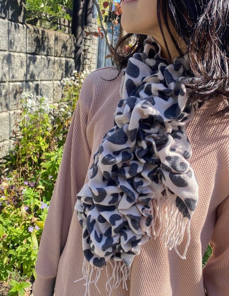 Ballett Shirred Scarf, Cow Print, Dalmatian Print, Women's Stole, Wool, Gift, Present, Cold Protection - ผ้าพันคอถัก - ขนแกะ ขาว