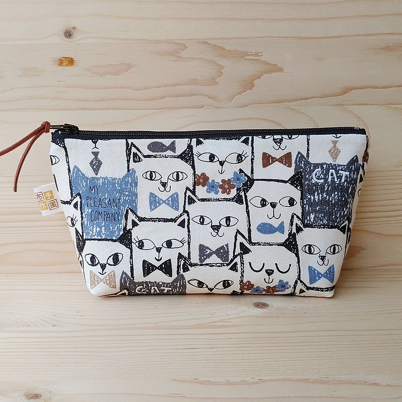 Square face cat wide-bottomed large pencil case