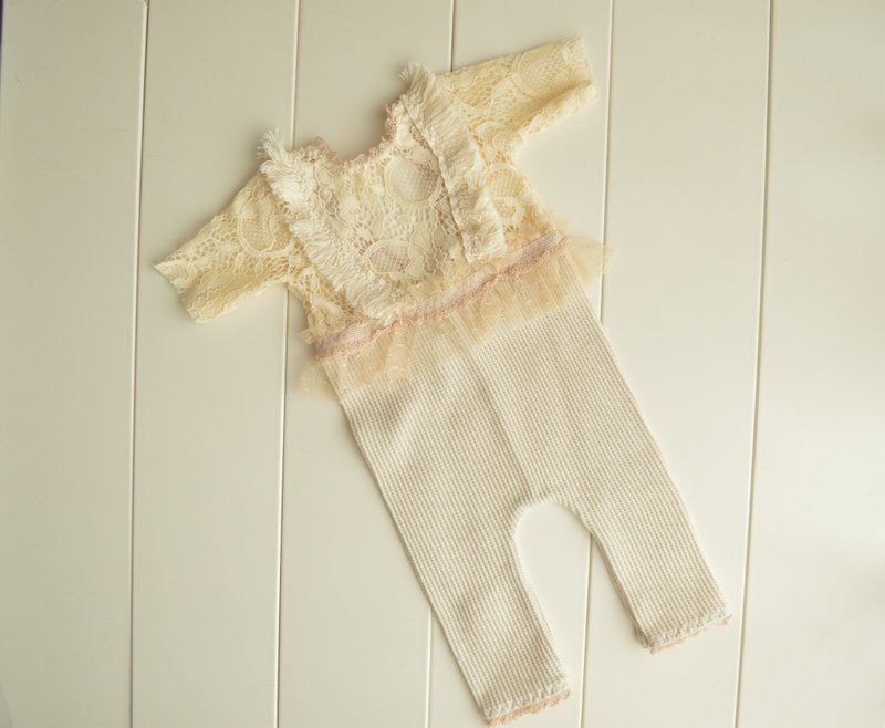 Newborn girl beige lace romper photo prop. Infant baby beige jumpsuit - 其他 - 其他材質 咖啡色