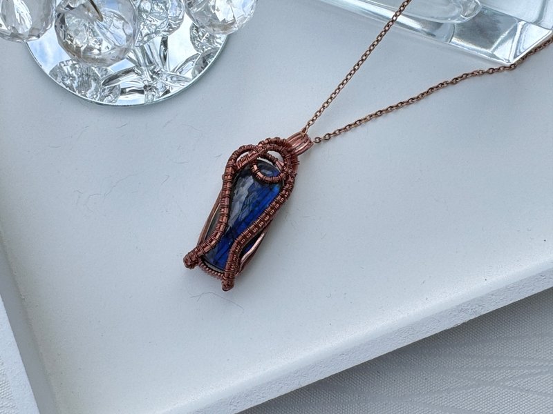 230452 wire wrapping labradorite Bronze wrapping pendant - Necklaces - Copper & Brass Blue