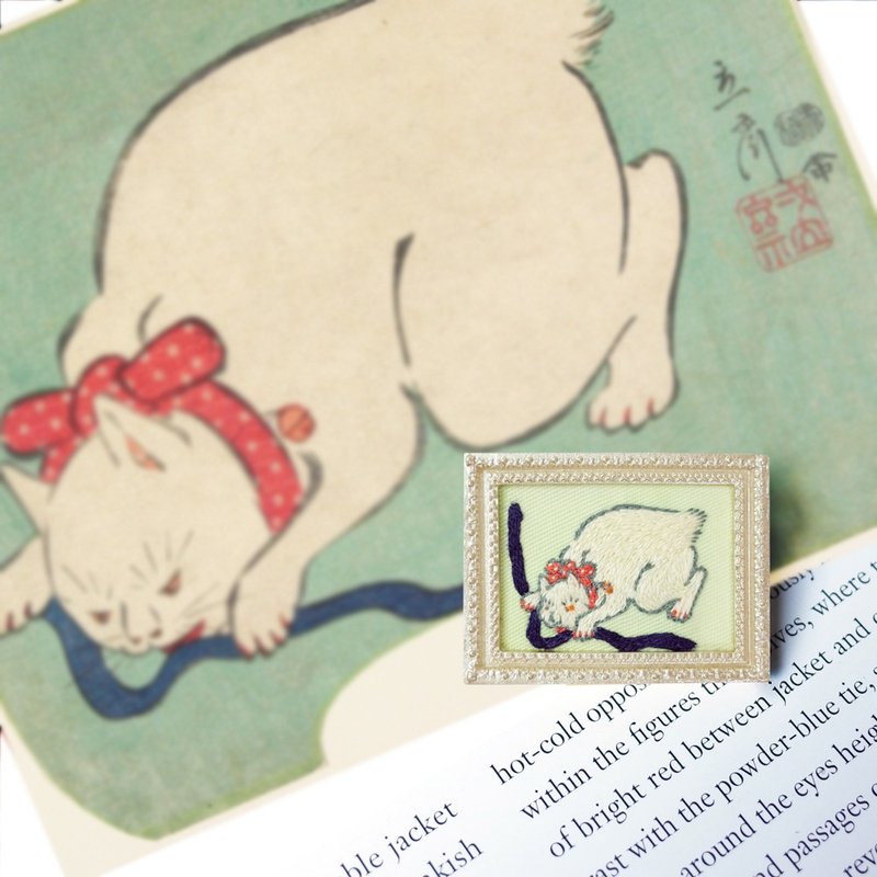 歌川廣重二代目 玩繩的白貓 名畫手刺繡別針 胸針 - 胸針 - 繡線 綠色