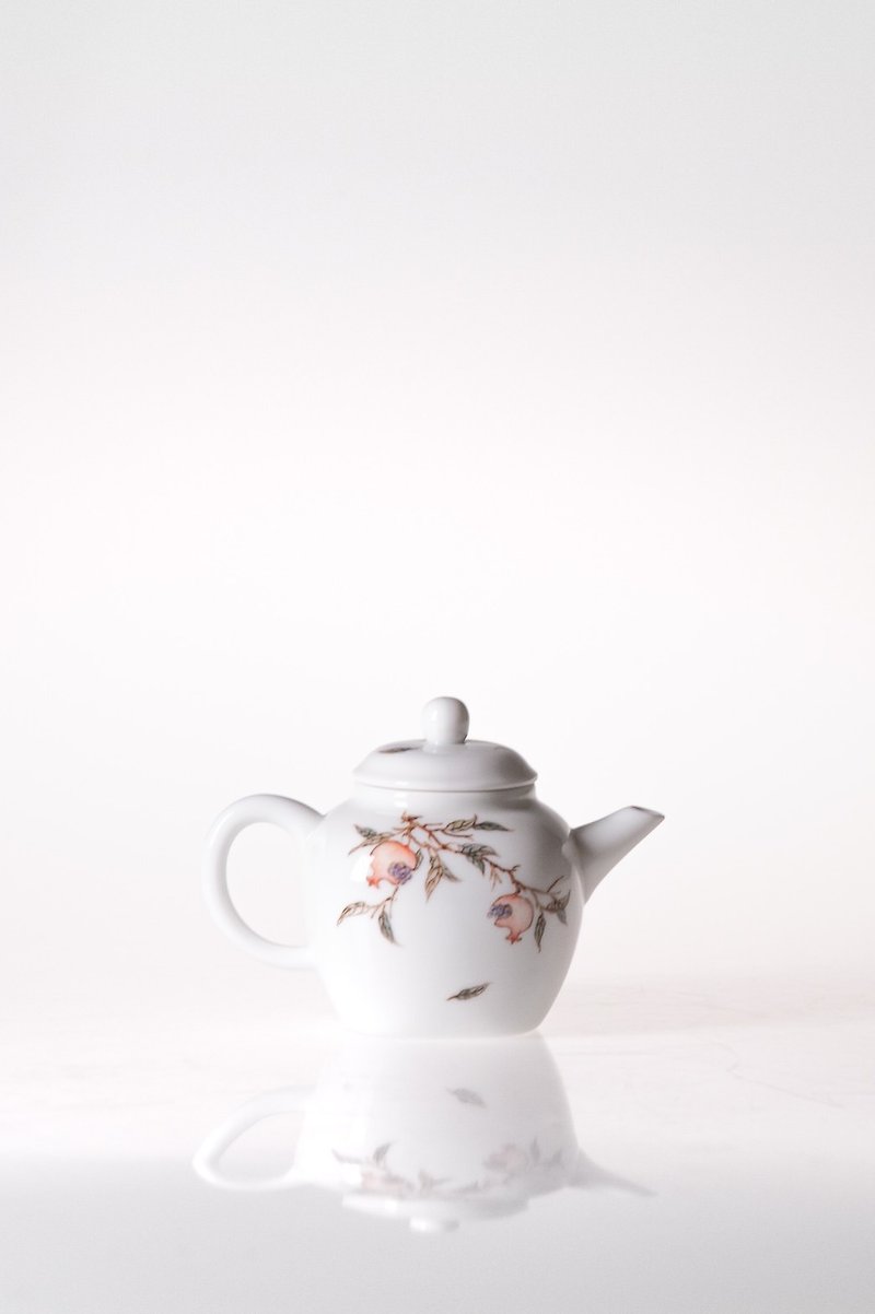 [Wuzhong Collection] Pomegranate Handpainted Porcelain Pot - ถ้วย - เครื่องลายคราม 