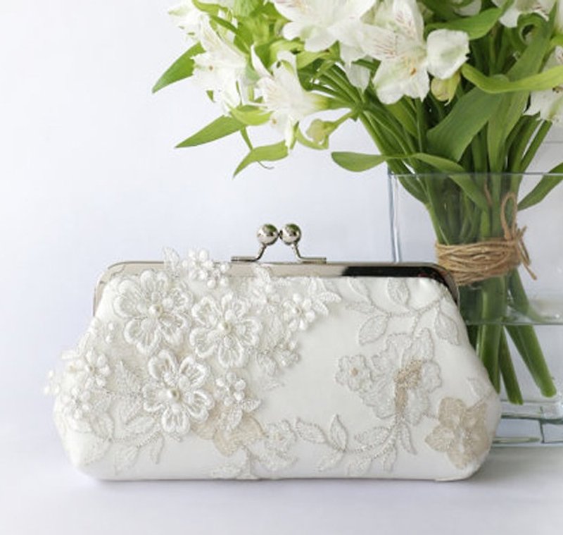 Handmade Clutch Bag in ivory | Gift for bridal | Pearl Sakura Cherry Blossoms Flower Vine Lace - Other - Silk White