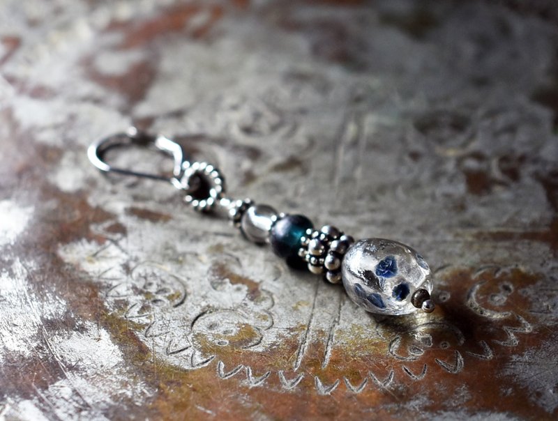 古代施釉水晶とインディゴブルーアンティークビーズアンティーク、古代水晶、シルバービーズの片耳ピアス - 耳環/耳夾/耳骨夾 - 寶石 銀色