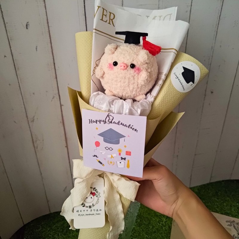 Graduation Bouquet Pink Piggy - ช่อดอกไม้แห้ง - เส้นใยสังเคราะห์ สึชมพู