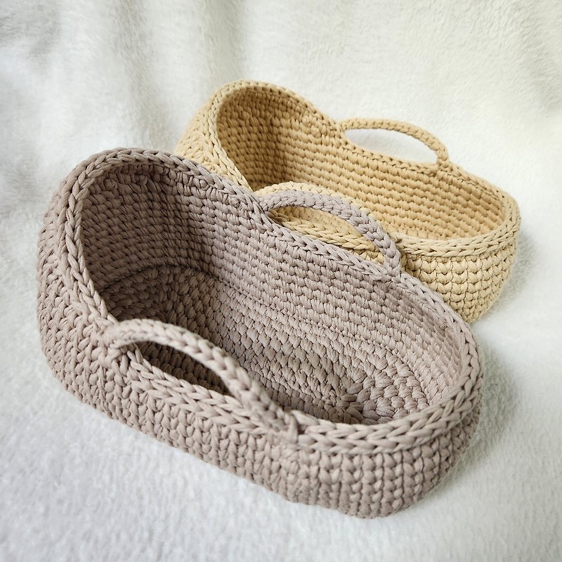 Crochet cradle for a Waldorf mini baby doll 7 inch (18 cm) tall. - ของเล่นเด็ก - วัสดุอีโค สีกากี