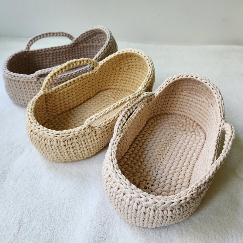 Crochet cradle for a Waldorf mini baby doll 7 inch (18 cm) tall. - ของเล่นเด็ก - วัสดุอีโค สีกากี