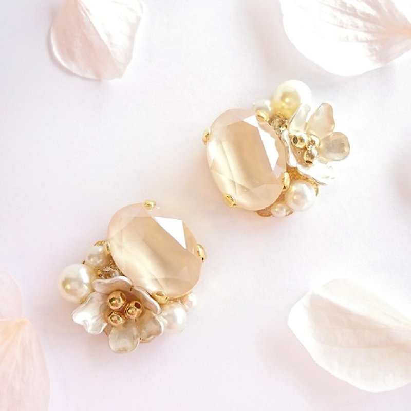 White cherry Clip-On, earrings - ต่างหู - คริสตัล สีทอง