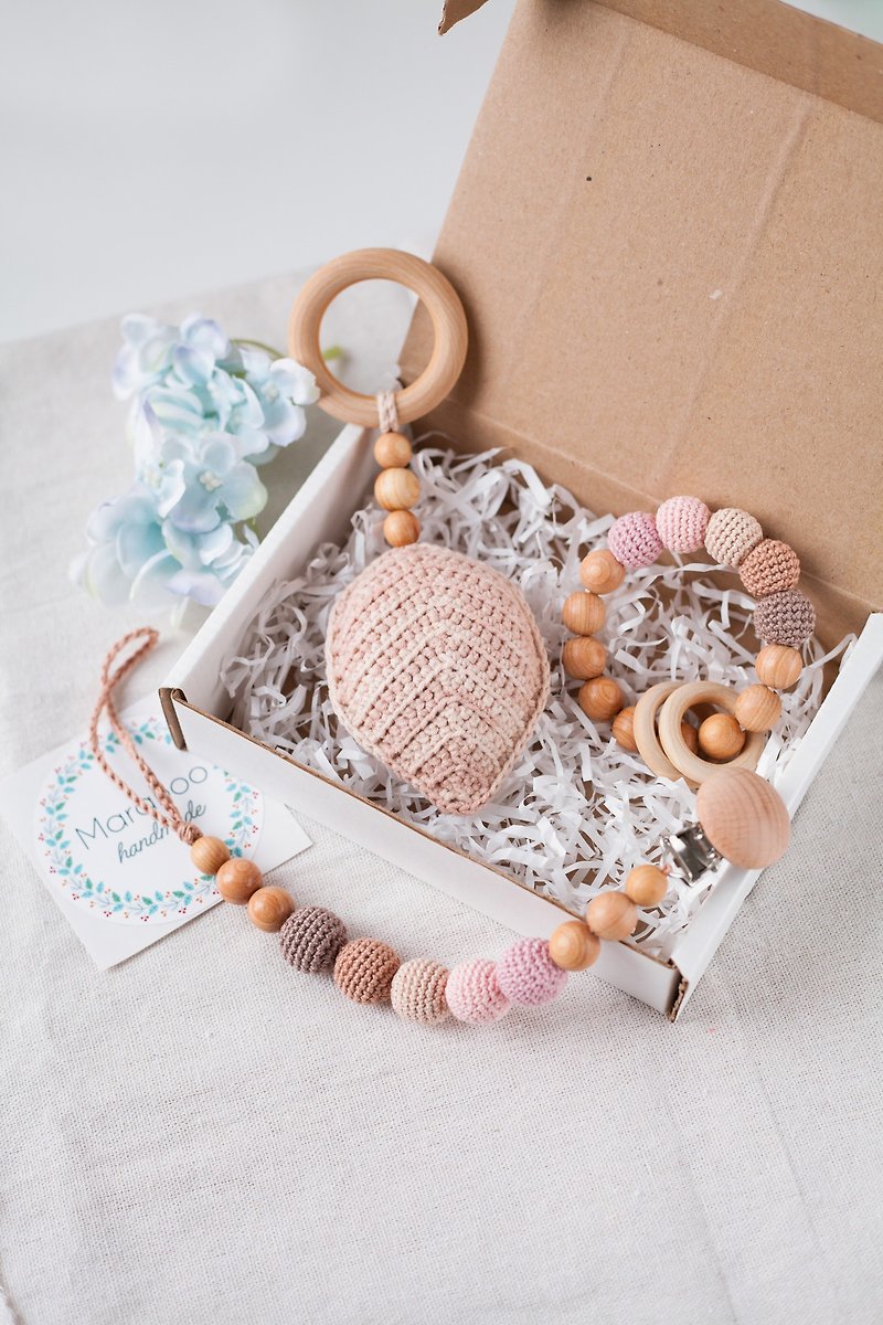 Pink Beige Baby Gift Box: Leaf Rattle Toy, Teething Ring, Pacifier Clip Holder - ของขวัญวันครบรอบ - ไม้ สึชมพู