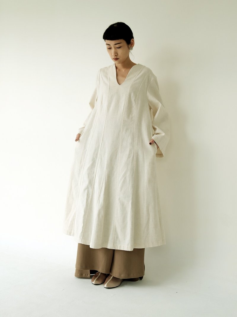 Chuanyi WEAR BEING V-neck loose wide-sleeved dress - ชุดเดรส - ผ้าฝ้าย/ผ้าลินิน ขาว