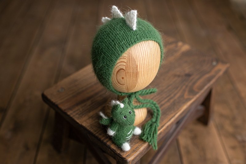 Dragon hat with toy for newborns the perfect outfit for newborns - 嬰兒手鍊/飾品 - 其他材質 綠色