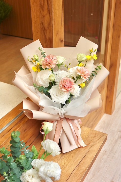 花蔓工作室 和風細語-柔霧康乃馨鮮花花束 母親節/謝師/生日 溫柔系手綁花禮