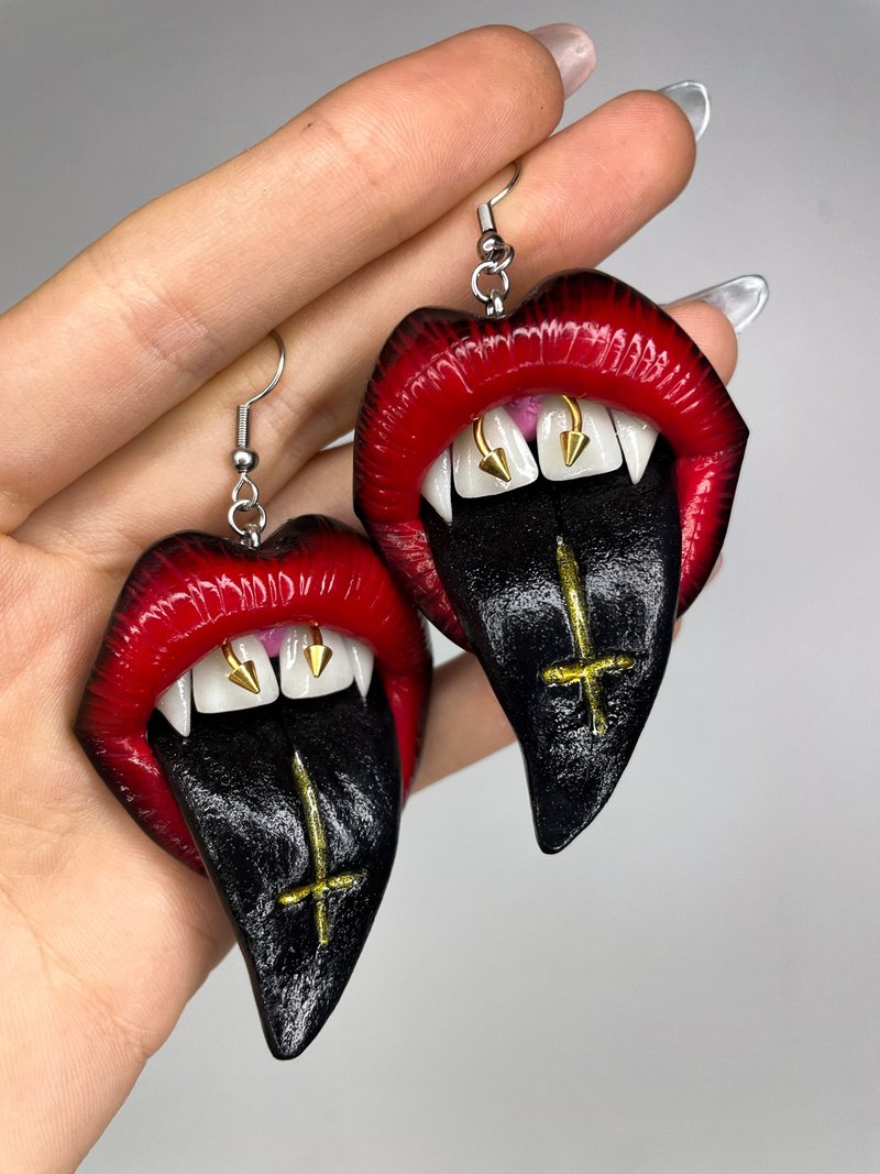 Earrings. Monstrous red lips with fangs. - 耳環/耳夾/耳骨夾 - 黏土 