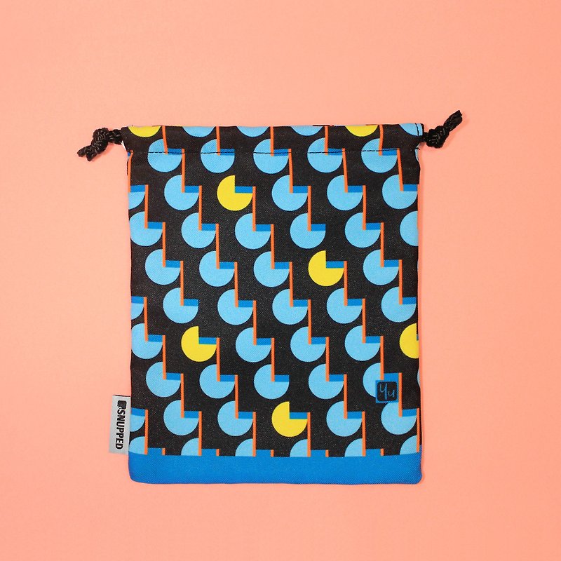 Parallel Black Lined Digital Printed Drawstring Pouch Bag / Goodie Bag - กระเป๋าเครื่องสำอาง - เส้นใยสังเคราะห์ สีดำ