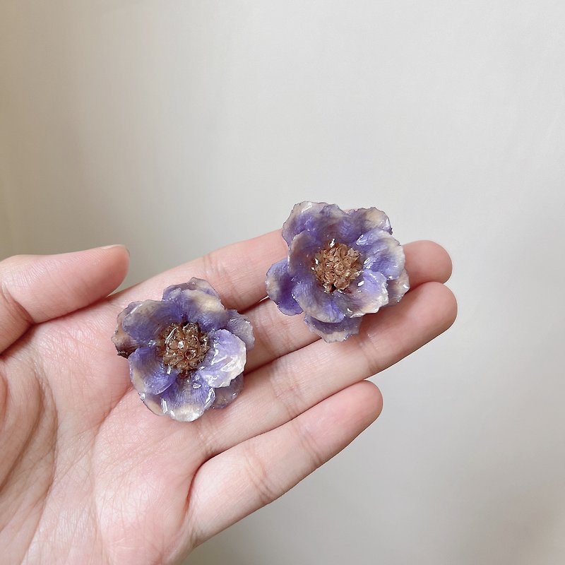 油畫風 渲染紫 日本銀蓮花立體耳環 日本樹脂 乾燥花耳環 耳夾 - 耳環/耳夾 - 植物．花 紫色