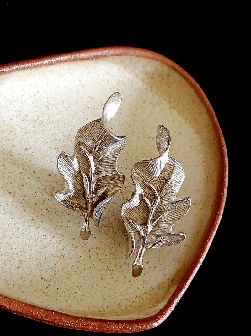 vintage jewelry  典雅立體銀色蕨葉 夾式耳環 - 耳環/耳夾/耳骨夾 - 其他金屬 