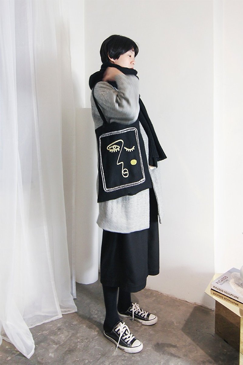 MAODIUL gold line face frame flu fur shoulder Messenger bag - Messenger Bags & Sling Bags - Wool Black