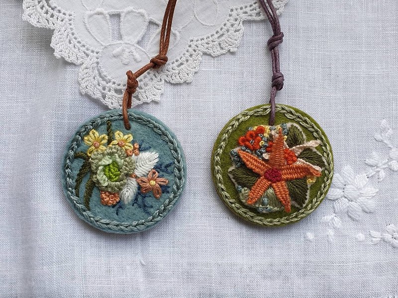 Embroidery necklace/green/blue - Necklaces - Thread 
