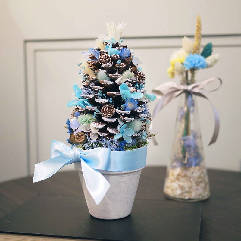 Christmas Tribute-Frozen Blue and White Hydrangea Pine Cone Christmas Tree (Pre-Order) - ช่อดอกไม้แห้ง - พืช/ดอกไม้ สีน้ำเงิน