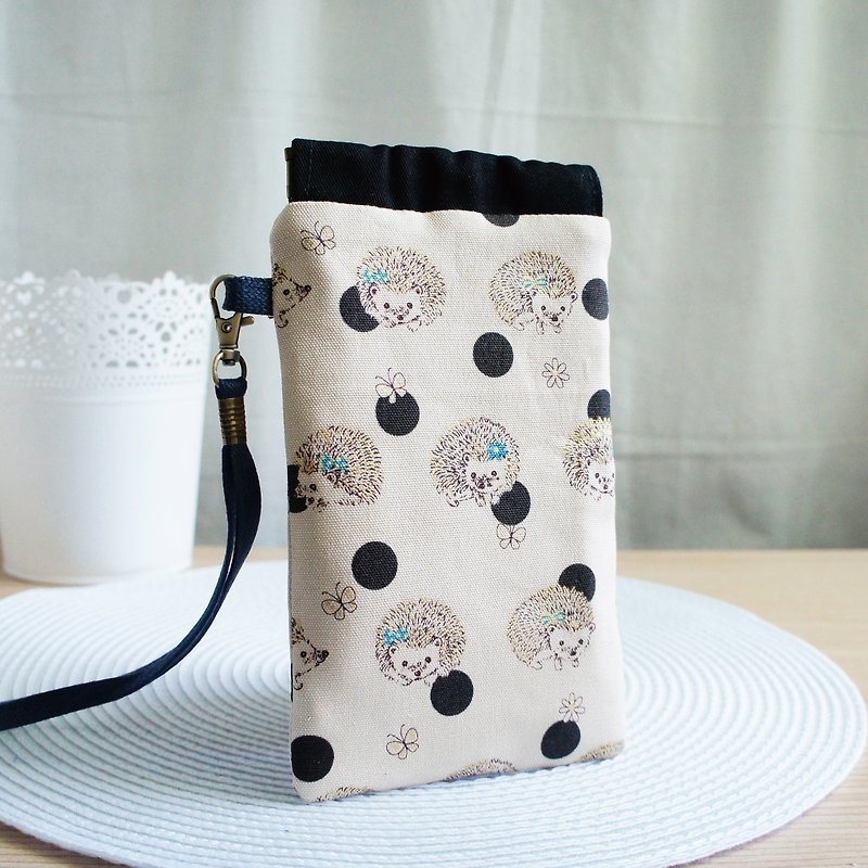 Lovely【日本布】黑點刺蝟手機袋、筆袋、眼鏡袋、5.5吋手機可用 - 手機殼/手機套 - 棉．麻 卡其色