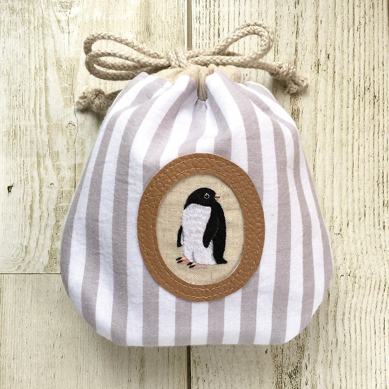 Adelie Penguin Portrait Embroidered Purse - กระเป๋าเครื่องสำอาง - ผ้าฝ้าย/ผ้าลินิน สีเทา