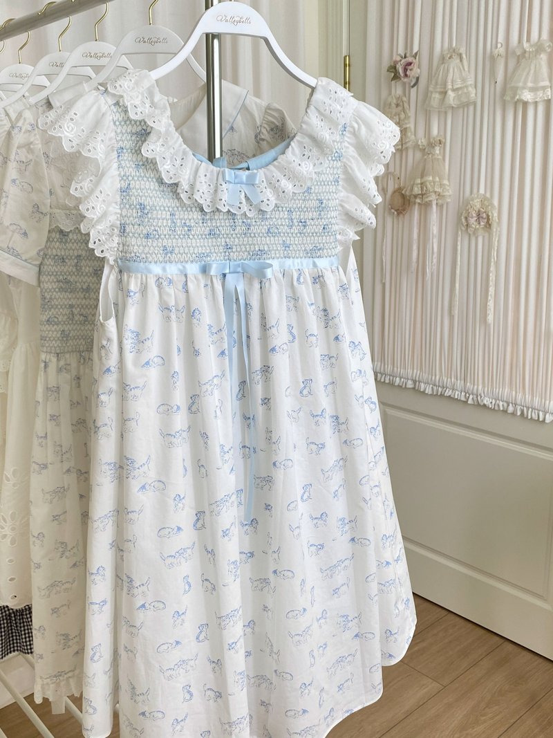 Smocking gathered embroidered blue kitten pure cotton printed fabric small flying sleeve dress suspender skirt - ชุดเดรส - ผ้าฝ้าย/ผ้าลินิน สีน้ำเงิน