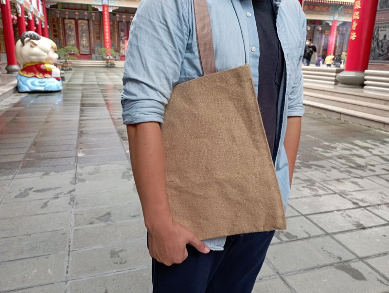 mimi思路 環保麻布肩背袋 簡約提袋(A4文件包)-平織紋黃麻布 - 側背包/斜背包 - 棉．麻 卡其色