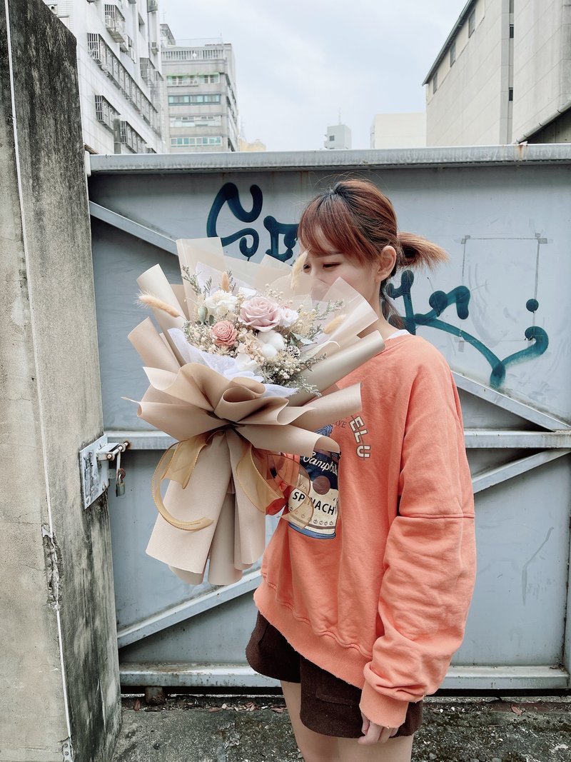 Misty fashion milk tea white tea color eternal life bouquet confession proposal bouquet - ช่อดอกไม้แห้ง - พืช/ดอกไม้ สีกากี