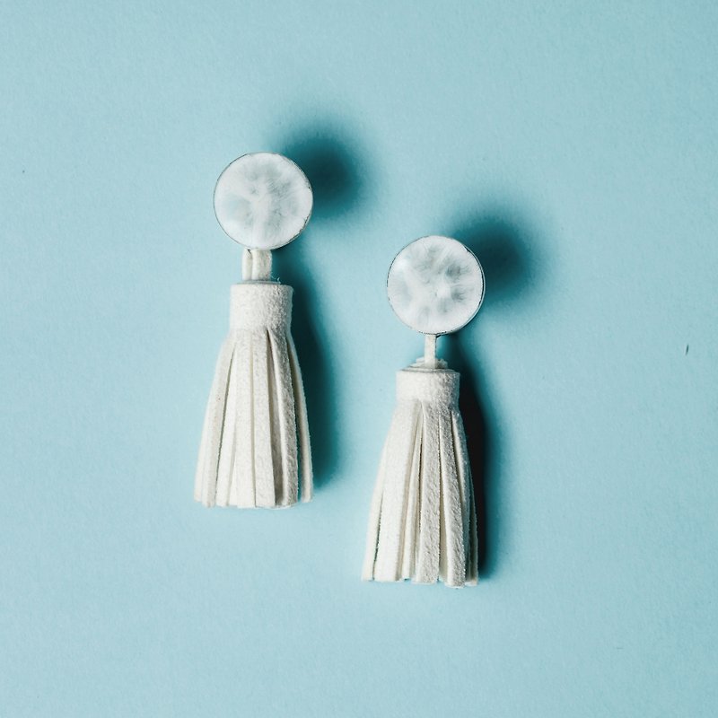 【2018 Resort Collection】Dancing Palm Leaves (white) - Earrings & Clip-ons - Resin White