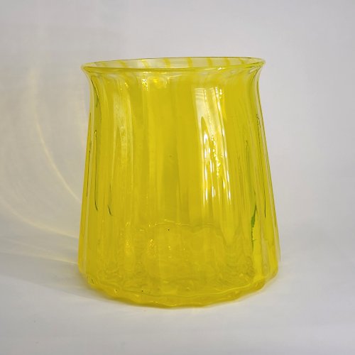 臺灣玻璃舘 螢光黃直紋線條瓶 手作玻璃花器 純手工吹製