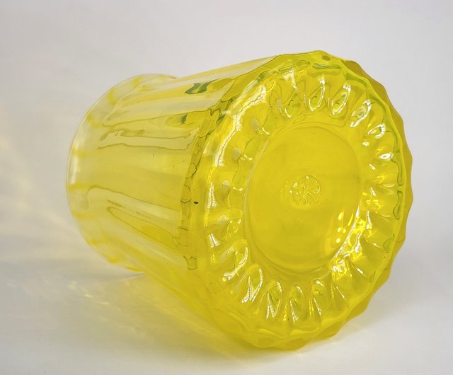 ガラス　手造り花器　黄色 ネオンイエローの直線ボトル 手作りガラス花器 手吹き