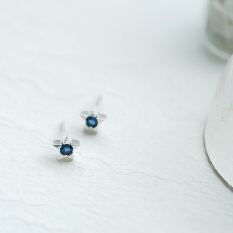 Sapphire tiny star earrings in Silver 925 - ต่างหู - โลหะ สีน้ำเงิน