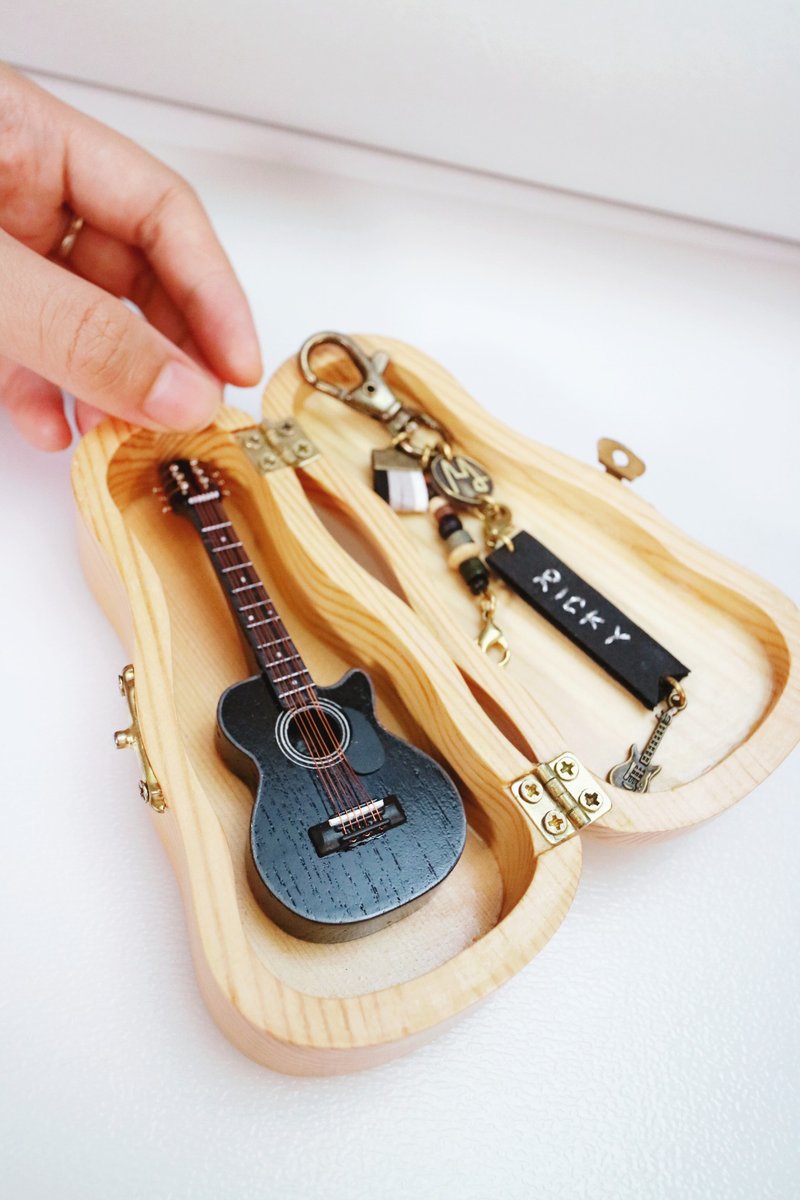 [Jet Black Small Guitar] Warm texture, handmade commemorative gift, custom hand-sewn musical instrument pendant - พวงกุญแจ - ไม้ สีแดง