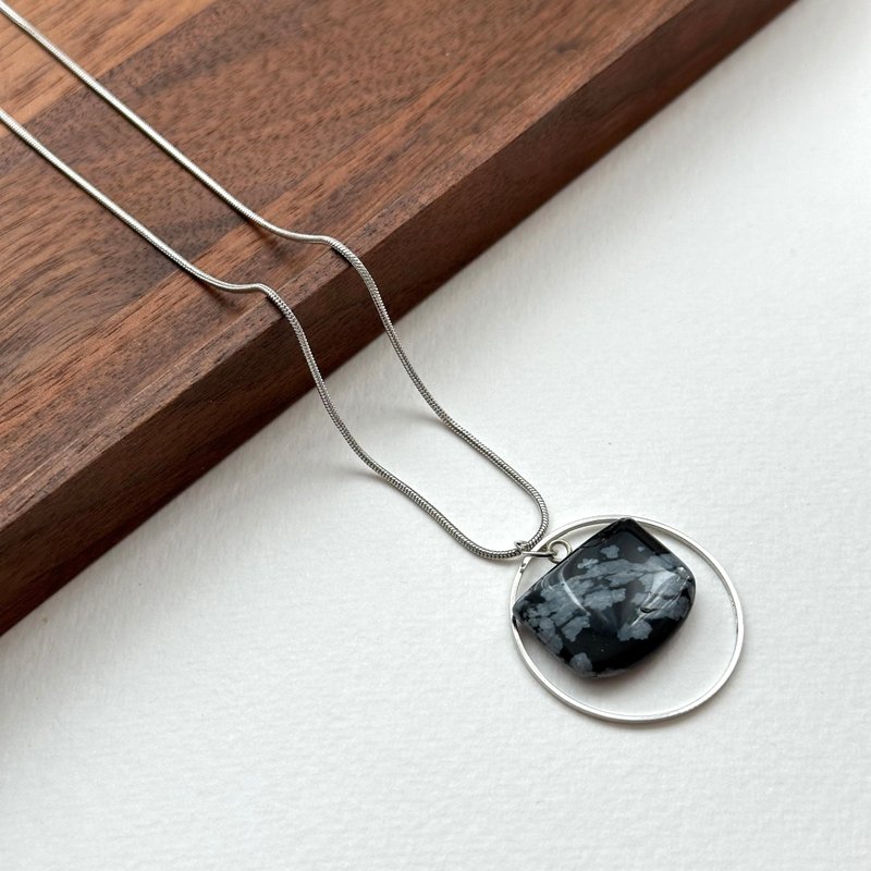 [Sagittarius and Capricorn | December] Snowflake Obsidian Silver Necklace balances body, mind and spirit to reduce procrastination - สร้อยคอ - คริสตัล สีแดง