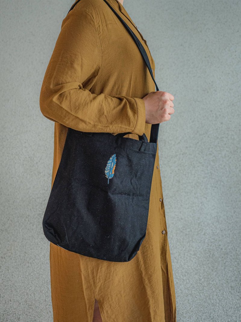羽毛刺繡 黑底兩用帆布包 - 側背包/斜孭袋 - 棉．麻 黑色