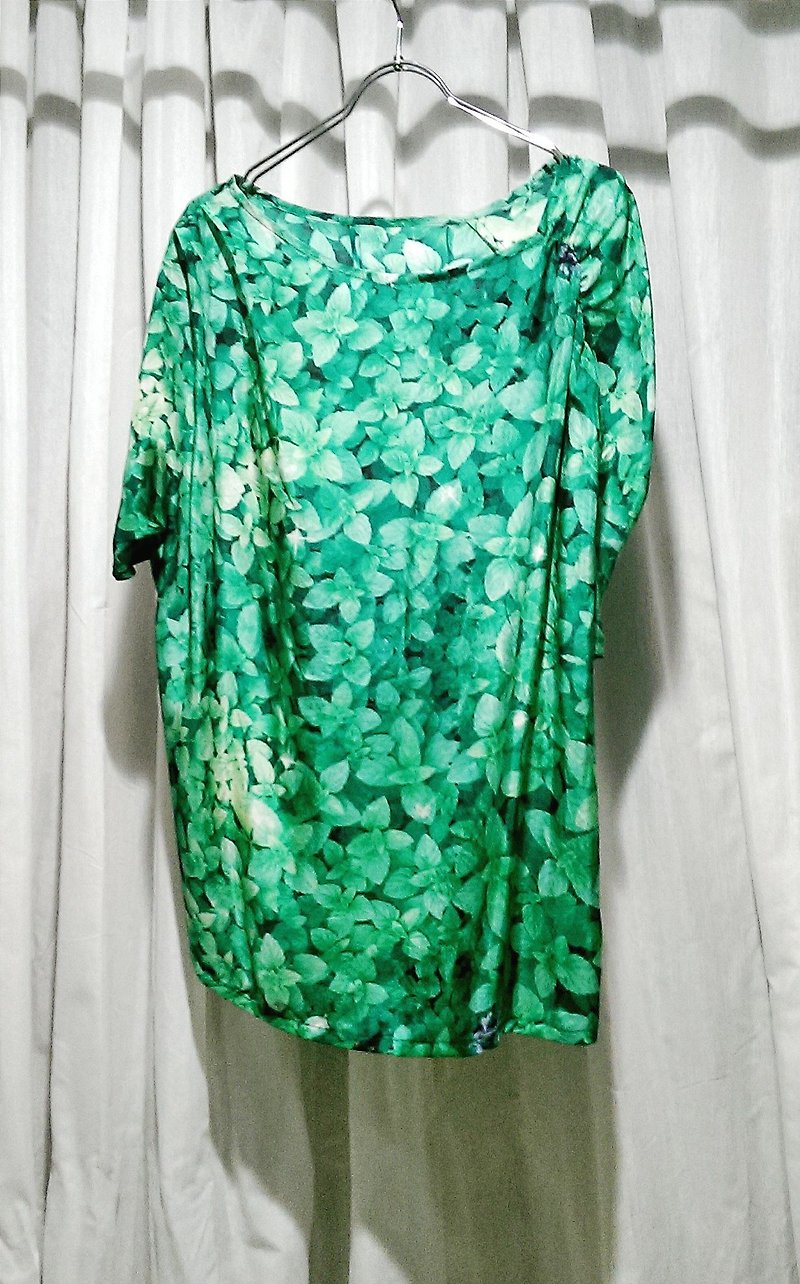 Galaxy Star 100% silk silk catnip digital printing blouse fresh spot - เสื้อผู้หญิง - ผ้าไหม สีเขียว