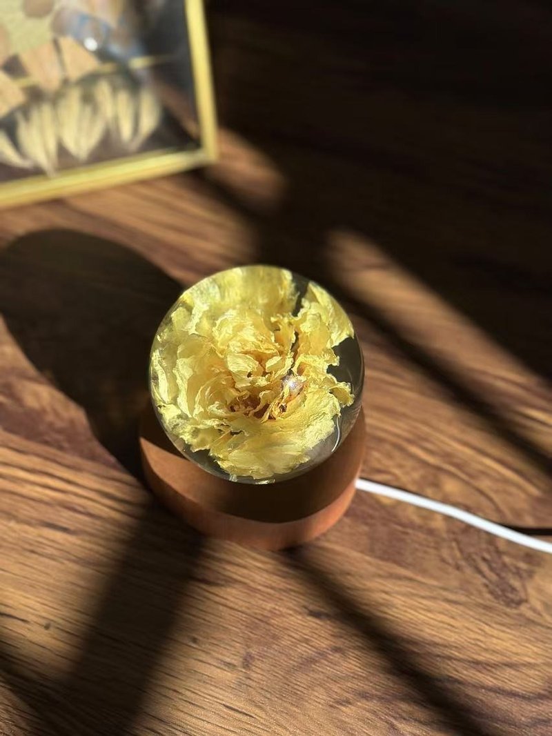 Real carnation lamp, Yellow floral resin nightlight, Resin botanical art - ของวางตกแต่ง - เรซิน สีเหลือง