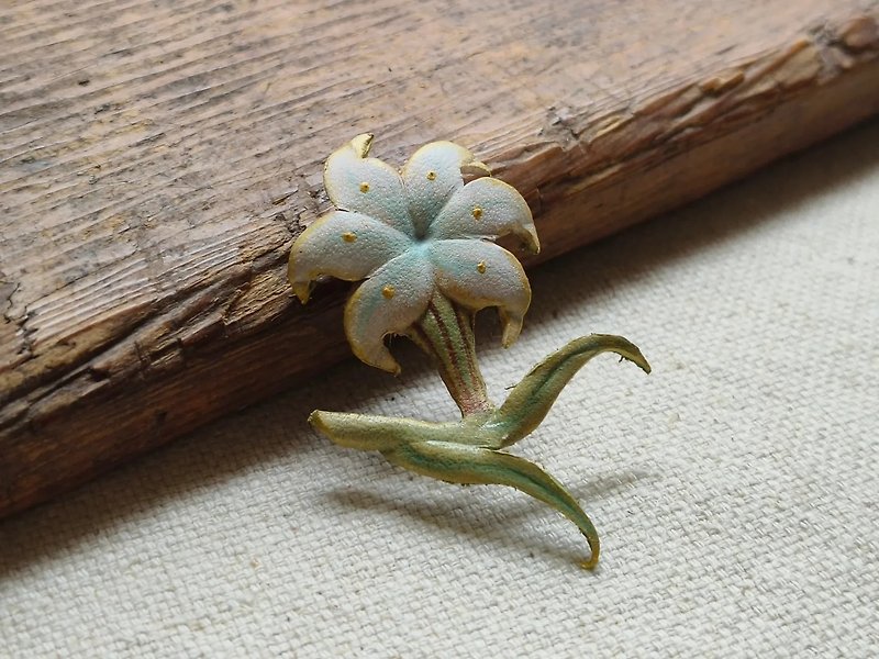 [Taiwan Wild Lily/Single] Hand-dyed leather/lily/flower/lily/pin/retro/classic - Brooches - Genuine Leather White