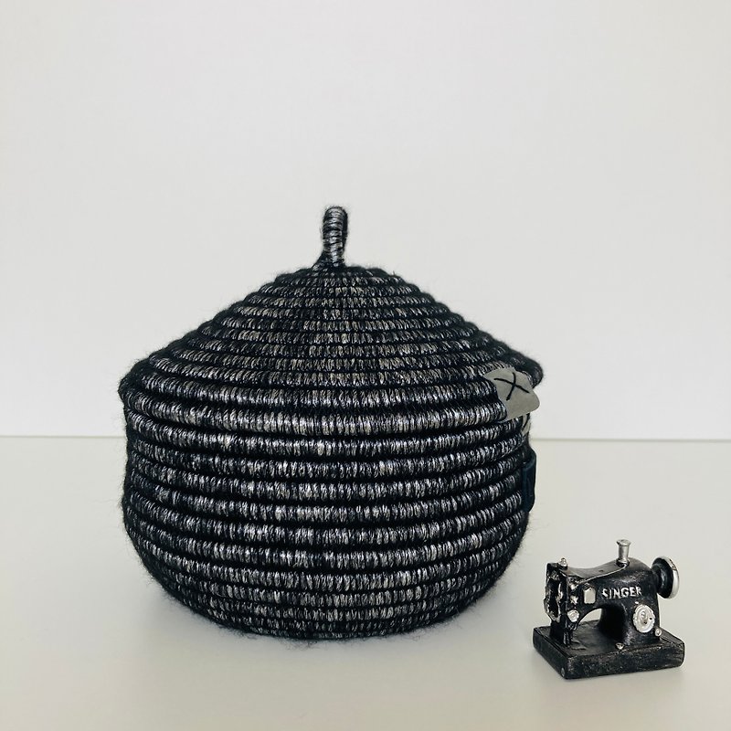 Silver black basket with lid 12 cm x 15 cm - 收納箱/收納用品 - 棉．麻 黑色