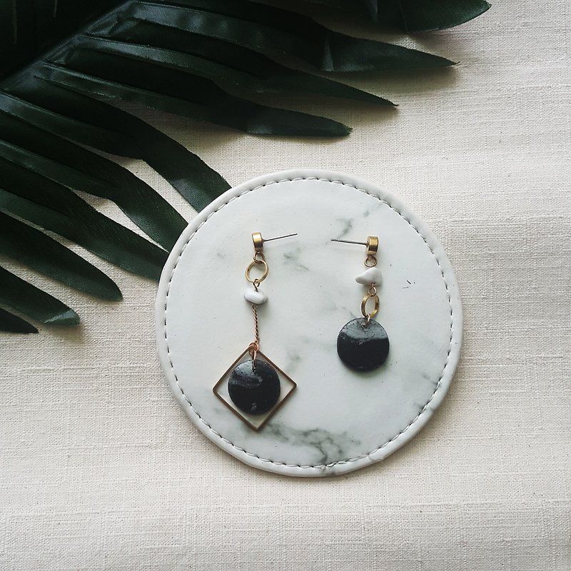 Cold and dark black marble asymmetrical hand-made earrings (can be changed to clip earrings) - ต่างหู - ทองแดงทองเหลือง สีดำ