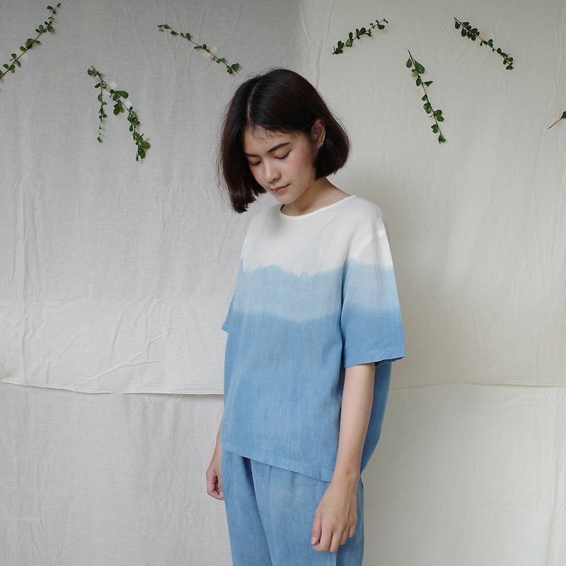 Indigo shade shirt / cotton / natural dye - เสื้อยืดผู้หญิง - ผ้าฝ้าย/ผ้าลินิน สีน้ำเงิน