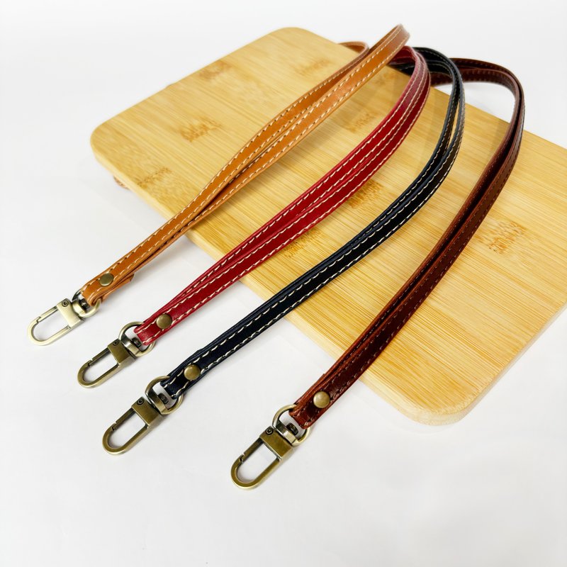 Genuine leather neck lanyard with vegetable tanned leather and fine hems (not including the identification card body) - ที่ใส่บัตรคล้องคอ - หนังแท้ สีนำ้ตาล