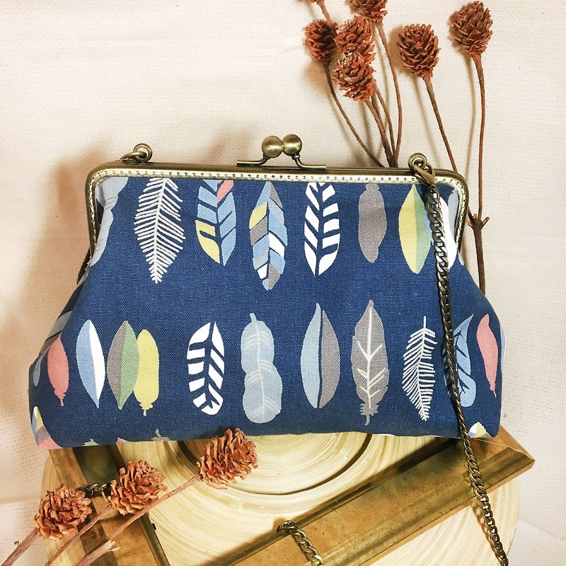 Handmade 2WAY 20cm frame shoulder bag -Indian Feathers - กระเป๋าแมสเซนเจอร์ - ผ้าฝ้าย/ผ้าลินิน สีน้ำเงิน