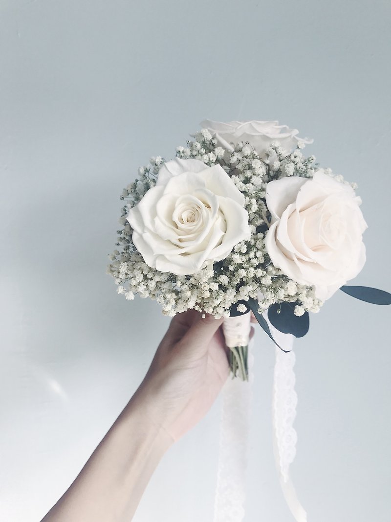 Mother's Day white rose everlasting flower gypsophila dry flower bouquet overseas wedding bridesmaid ball bouquet - ช่อดอกไม้แห้ง - พืช/ดอกไม้ ขาว