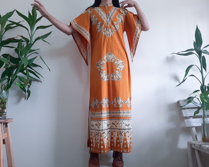 70年代復古達希基曼陀羅長洋裝 立領 拉鍊前襟 天使袖 - 洋裝/連身裙 - 棉．麻 橘色