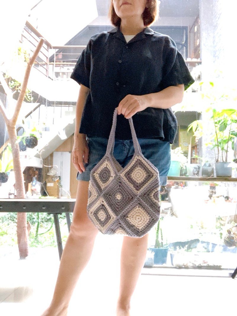 ドットおばあさんスクエアステッチかぎ針編みハンドバッグ和風シンプル配色グレー＋カーキホワイト - トートバッグ・ハンドバッグ - コットン・麻 グレー