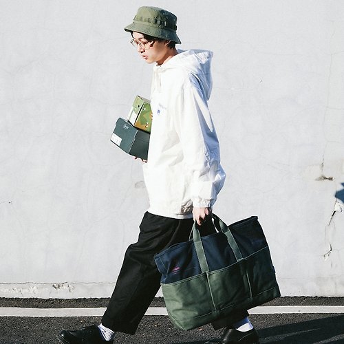 Portable messenger hit color canvas bag men and women can hold books,  all-match Japanese large-capacity tote bag - Shop todaynowind Messenger Bags  & Sling Bags - Pinkoi