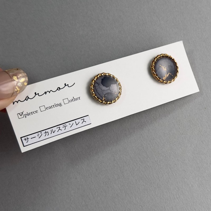 【1点のみ】ブラック　アルコールインクアート　ピアス　サージカルステンレス　小ぶり　小さめ　金属アレルギー対応　ミニ　人と被らない　ゴールド　キレイめ　黒 - 耳環/耳夾/耳骨夾 - 樹脂 黑色